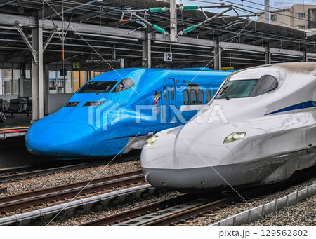せとうちブルー号を700系新幹線が追い抜いた せとうちブルー号を700系新幹線が追い抜いた 129562802