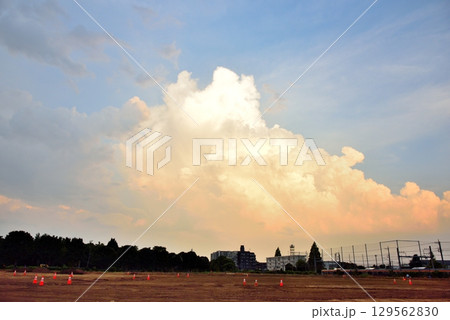昭島市　夏の夕空を覆う大きな積乱雲 129562830