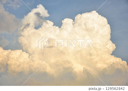 夏の夕空を覆う大きな積乱雲 129562842