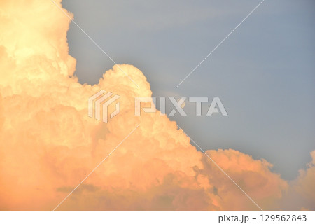 夏の夕空を覆う大きな積乱雲 129562843