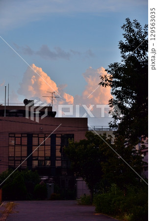 昭島市　夏の夕空とピンク色に染まる積乱雲 129563035