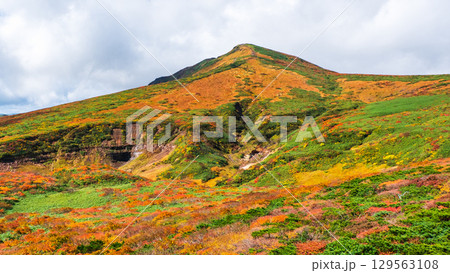 秋の栗駒山登山（東栗駒山から栗駒山の眺め） 129563108