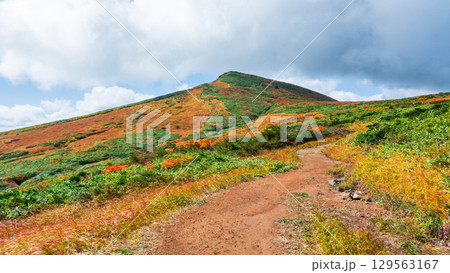 秋の栗駒山登山（東栗駒山～栗駒山） 129563167