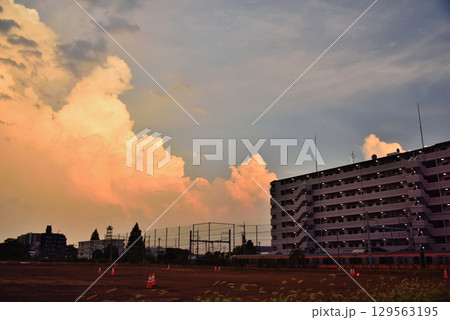 昭島市 夏の夕空とピンク色に染まる積乱雲 昭島市 夏の夕空とピンク色に染まる積乱雲 129563195