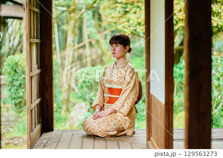 縁側で静かに佇む着物姿の女性 129563273