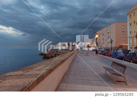 Seaside promenade at dawn, Cadiz, Spain 129563285