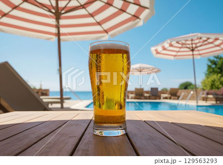 プールサイドのパラソルの下で冷えたビールを楽しむ4　AI生成画像 129563293