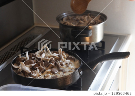 料理する様子 129563465