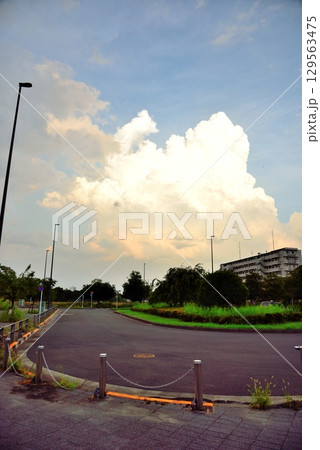 昭島市　夏の夕空を覆う大きな積乱雲 129563475