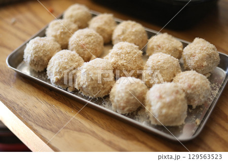 コロッケを作る様子 129563523