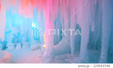 氷に覆われた氷 129563590