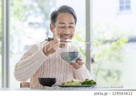 食事をする60代の男性 食事をする60代の男性 129563612
