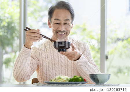 食事をする60代の男性 129563713