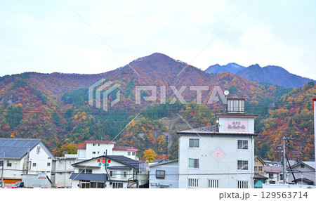 越後湯沢駅　西口駅前から眺めた山の紅葉　　 129563714