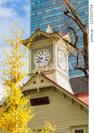 秋の北海道　札幌市時計台 129563759