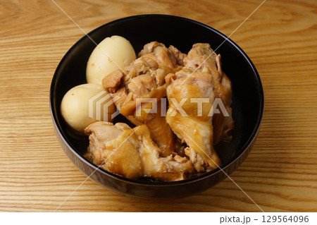 手羽元とゆで卵の煮物 129564096