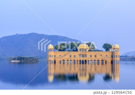 マン・サーガル湖に浮ぶジャル・マハル 129564150