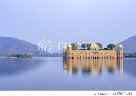 マン・サーガル湖に浮ぶジャル・マハル 129564152