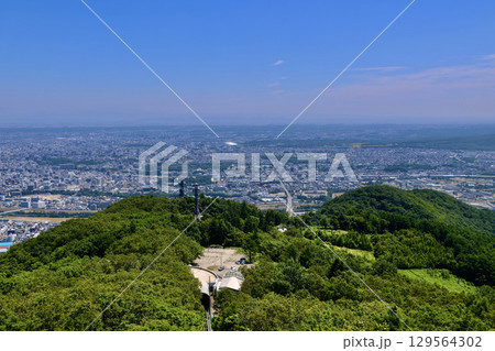 札幌市パノラマ ・展望台から・南東方面（北海道・札幌市） 129564302