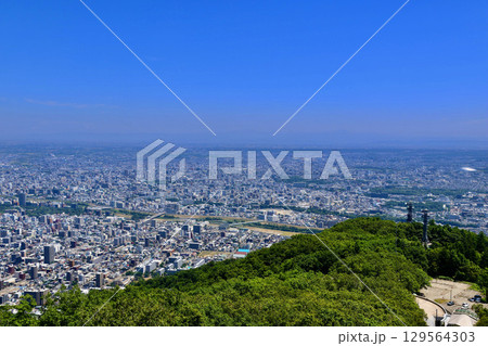 札幌市パノラマ ・展望台から・南東方面（北海道・札幌市） 129564303