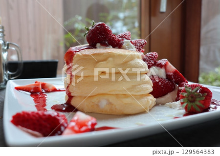 ふわふわパンケーキと苺の朝 — 自然光に包まれたカフェのひととき ふわふわパンケーキと苺の朝 — 自然光に包まれたカフェのひととき 129564383
