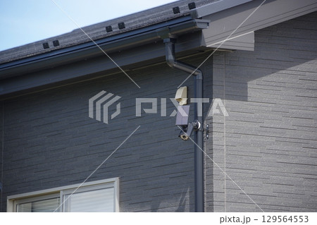 雨樋に取り付けられたソーら式監視カメラ 129564553