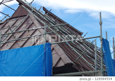 古民家の鋼板屋根の塗り替えする足場の様子 古民家の鋼板屋根の塗り替えする足場の様子 129564554