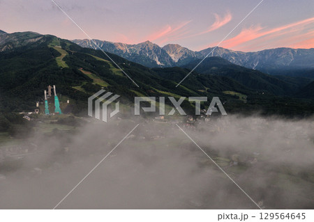 雲海と朝焼けに染まる雲と白馬三山 長野県白馬村(ドローンによる空撮) 雲海と朝焼けに染まる雲と白馬三山 長野県白馬村(ドローンによる空撮) 129564645