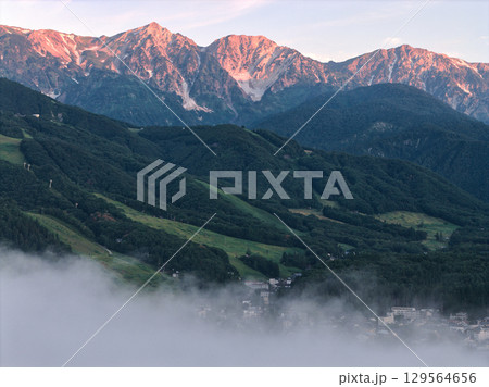 美しい雲海と白馬三山のモルゲンロート 長野県白馬村(ドローンによる空撮) 美しい雲海と白馬三山のモルゲンロート 長野県白馬村(ドローンによる空撮) 129564656