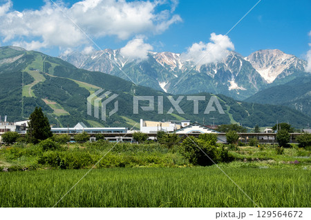 夏の白馬駅と白馬連峰・杓子沢氷河 長野県白馬村 夏の白馬駅と白馬連峰・杓子沢氷河 長野県白馬村 129564672