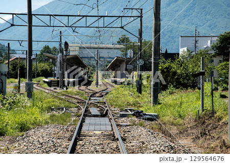JR大糸線の真っすぐな線路と白馬駅 長野県白馬村 JR大糸線の真っすぐな線路と白馬駅 長野県白馬村 129564676