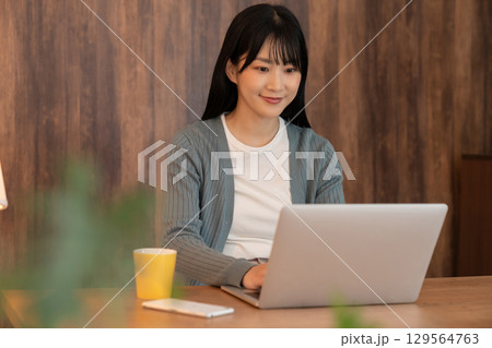 若い女性　ラップトップコンピューター 129564763