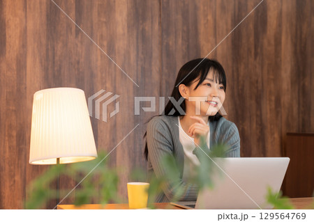 若い女性 ラップトップコンピューター 若い女性 ラップトップコンピューター 129564769