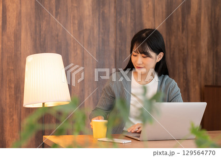 若い女性　ラップトップコンピューター 129564770