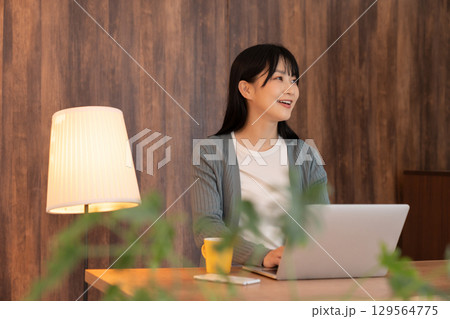若い女性 ラップトップコンピューター 若い女性 ラップトップコンピューター 129564775