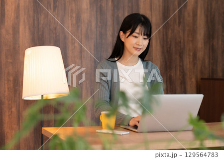 若い女性 ラップトップコンピューター 若い女性 ラップトップコンピューター 129564783