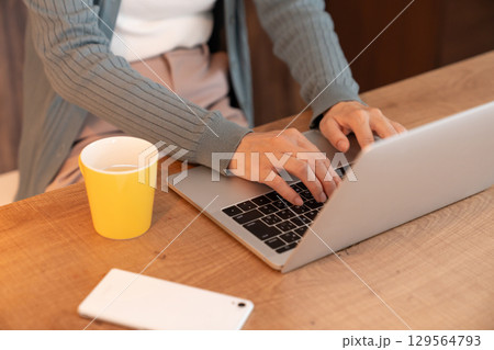 若い女性 パソコン 手元 若い女性 パソコン 手元 129564793