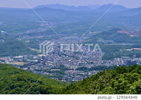 幌市パノラマ ・展望台から・南西方面（北海道・札幌市） 129564846