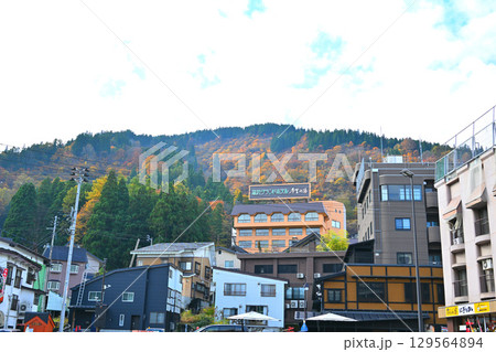 越後湯沢駅　西口駅前から眺めた山の紅葉　　 129564894