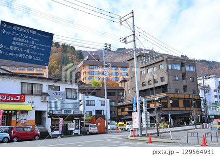 越後湯沢駅　西口駅前広場　温泉商店街　　 129564931