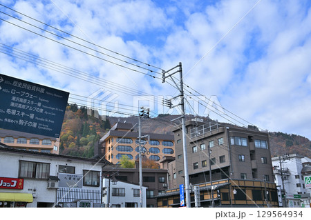 越後湯沢駅　西口駅前広場からの眺め　温泉商店街　　 129564934