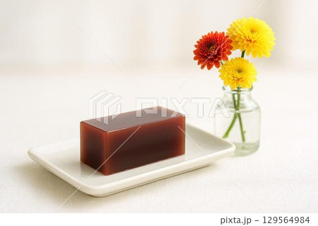 和菓子と菊の花の美しいコラボレーション 伝統と季節の彩り 129564984