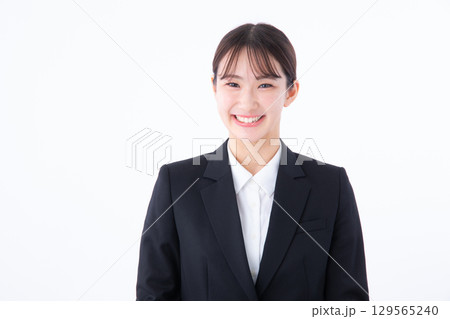 笑顔のスーツを着た若い女性 129565240