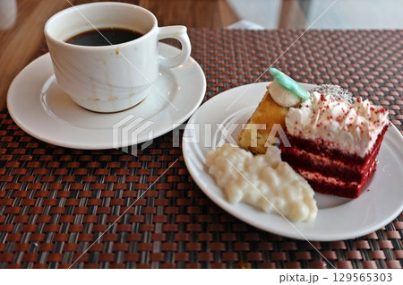 リゾートホテルの朝食デザート 129565303