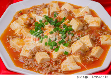 注)湯気は合成です。麻婆豆腐、マーボー豆腐、マーボーどうふ、豆腐料理、中華料理。 注)湯気は合成です。麻婆豆腐、マーボー豆腐、マーボーどうふ、豆腐料理、中華料理。 129565316
