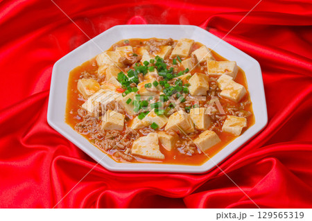 注）湯気は合成です。麻婆豆腐、マーボー豆腐、マーボーどうふ、豆腐料理、中華料理。 129565319