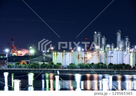 四日市コンビナートから見た花火 四日市コンビナートから見た花火 129565365