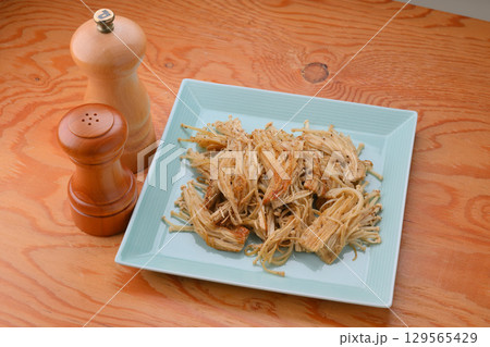 えのき茸、えのきだけ、エノキダケ、榎茸、簡単レシピ、エノキダケ炒め。 129565429