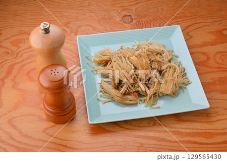 えのき茸、えのきだけ、エノキダケ、榎茸、簡単レシピ、エノキダケ炒め。 えのき茸、えのきだけ、エノキダケ、榎茸、簡単レシピ、エノキダケ炒め。 129565430