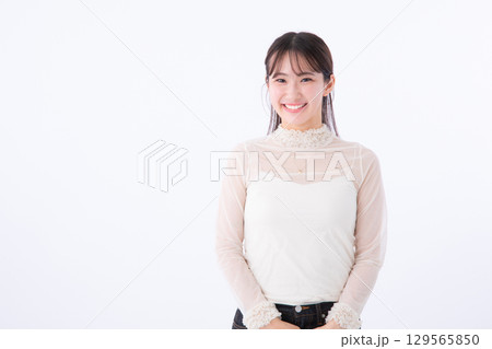 笑顔の若い女性 129565850